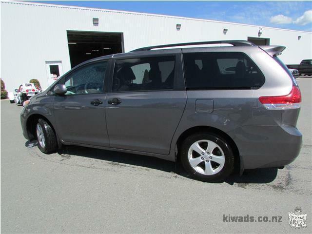 TOYOTA SIENNA V6 7 PASSAGER